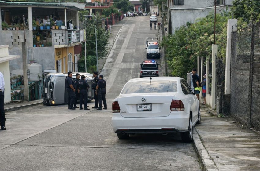  CONDUCTOR IMPRUDENTE PROVOCA APARATOSA VOLCADURA EN PALENQUE; TRES VEHÍCULOS DAÑADOS